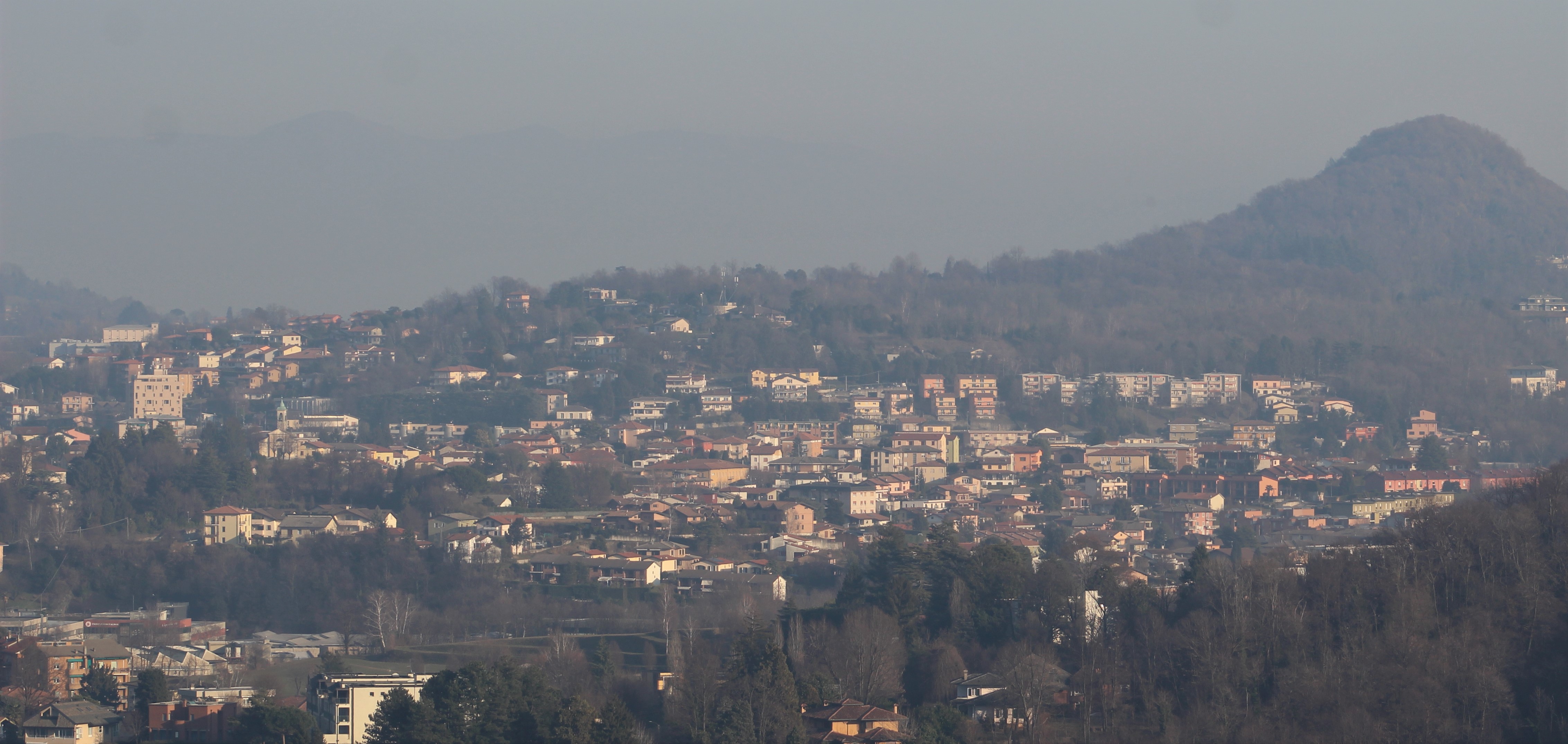 Lipomo, comune in provincia di Como visto dal Castello Baradello