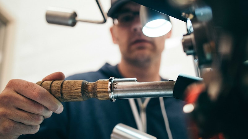Manutenzione caldaie Como - tecnico certificato al lavoro su impianto di riscaldamento